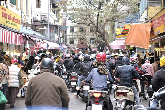 Người dân tấp nập đi sắm Tết tại "chợ nhà giàu" trăm năm tuổi ở Hà Nội- Ảnh 2.