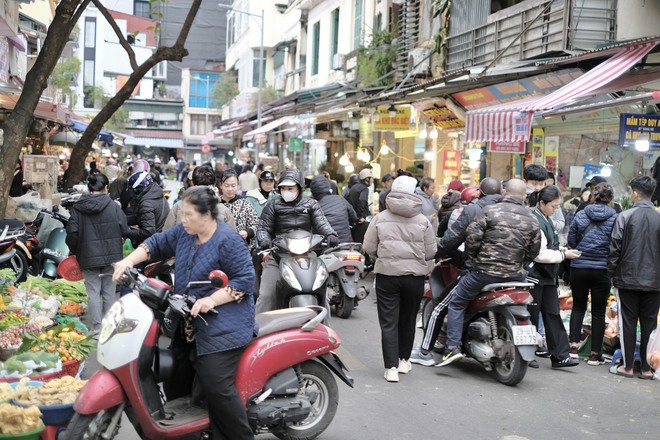 Người dân tấp nập đi sắm Tết tại "chợ nhà giàu" trăm năm tuổi ở Hà Nội- Ảnh 3.