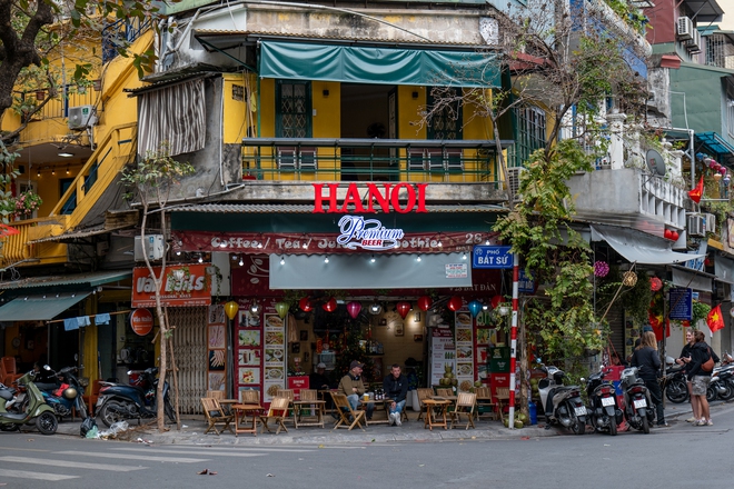 Có một Hà Nội yên bình như thế chiều cuối năm, "mùi" Tết len lỏi từng phố nhỏ- Ảnh 2.