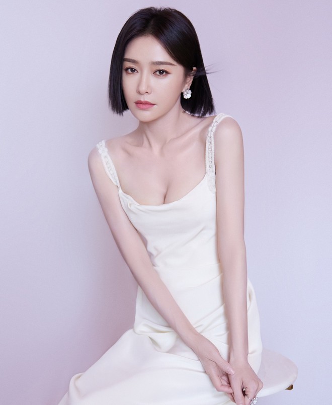 Vòng eo "mỏng như tờ giấy A4" của Tần Lam- Ảnh 16.