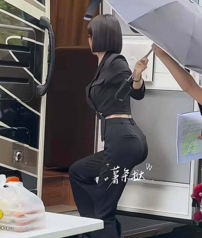 Vòng eo "mỏng như tờ giấy A4" của Tần Lam- Ảnh 2.