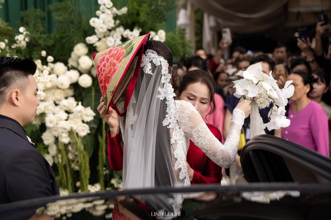 Lễ đón dâu Đỗ Hà và thiếu gia tập đoàn Sơn Hải: Cô dâu chú rể quá đẹp đôi, thái độ mẹ chồng gây chú ý- Ảnh 15.