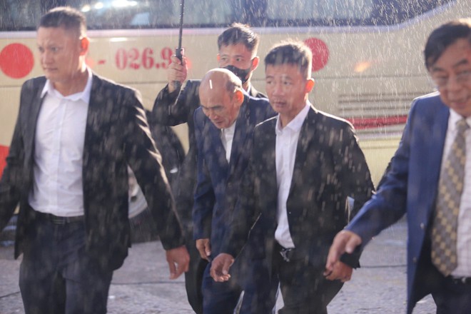 Hàng nghìn người đội mưa, ôtô nối đuôi tới lễ cưới Hoa hậu Đỗ Thị Hà và doanh nhân Viết Vương- Ảnh 7.