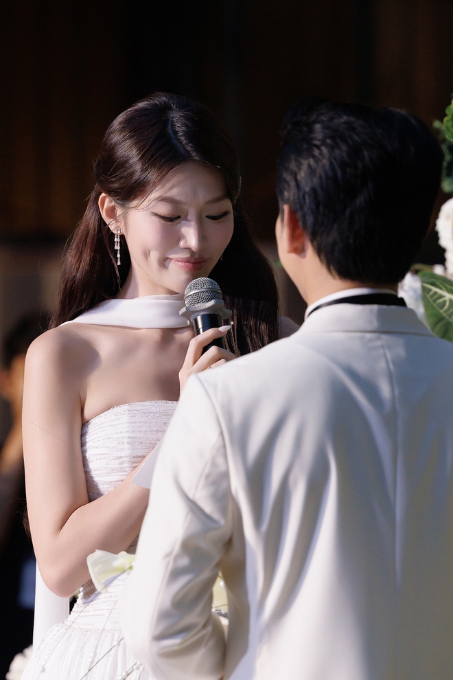 Đám cưới Quỳnh Châu và thiếu gia: Cô dâu khóc nức nở, dàn nghệ sĩ "quẩy" tưng bừng!- Ảnh 32. Đám cưới Quỳnh Châu và thiếu gia: Cô dâu khóc nức nở, dàn nghệ sĩ "quẩy" tưng bừng!- Ảnh 32.