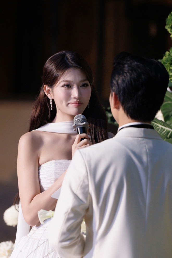 Đám cưới Quỳnh Châu và thiếu gia: Cô dâu khóc nức nở, dàn nghệ sĩ "quẩy" tưng bừng!- Ảnh 33. Đám cưới Quỳnh Châu và thiếu gia: Cô dâu khóc nức nở, dàn nghệ sĩ "quẩy" tưng bừng!- Ảnh 33.