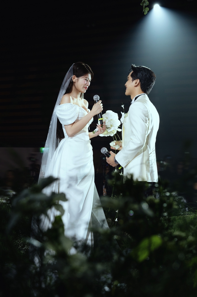 Đám cưới Quỳnh Châu và thiếu gia: Cô dâu khóc nức nở, dàn nghệ sĩ "quẩy" tưng bừng!- Ảnh 14. Đám cưới Quỳnh Châu và thiếu gia: Cô dâu khóc nức nở, dàn nghệ sĩ "quẩy" tưng bừng!- Ảnh 14.