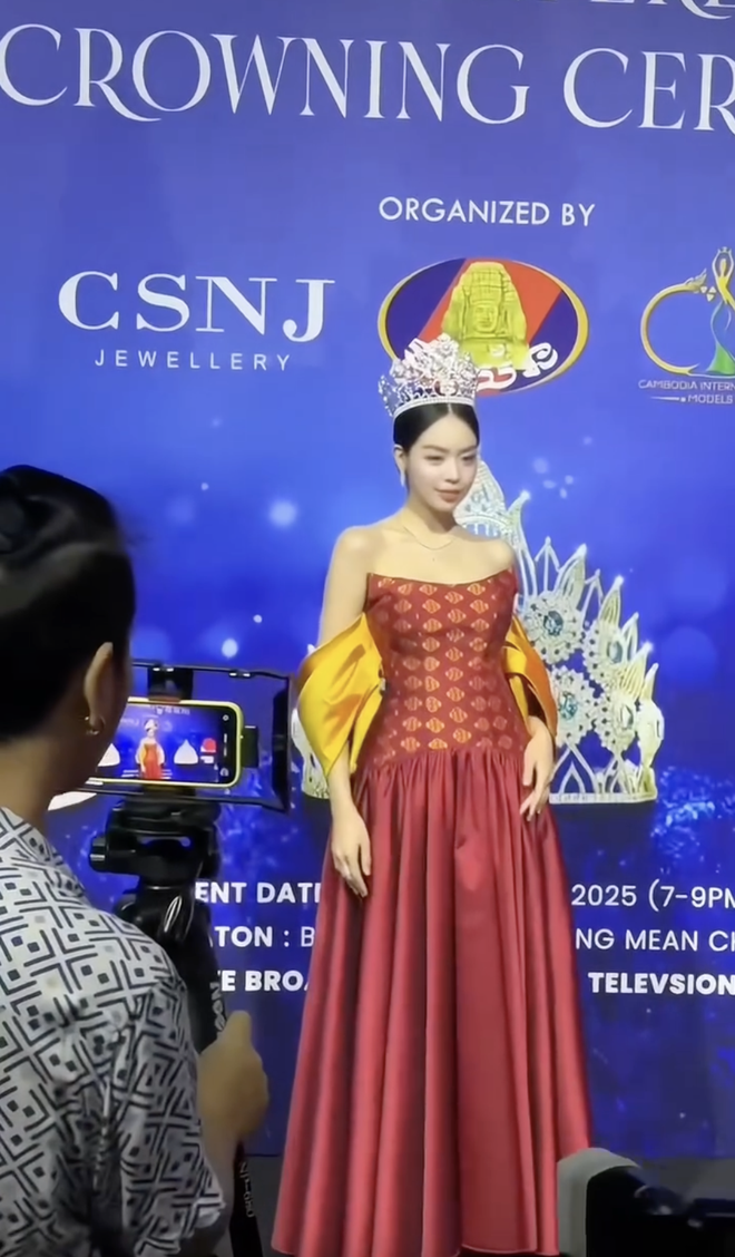 Thanh Thuỷ sang Campuchia vừa hài vừa xinh ngất- Ảnh 1. Thanh Thuỷ sang Campuchia vừa hài vừa xinh ngất- Ảnh 1.