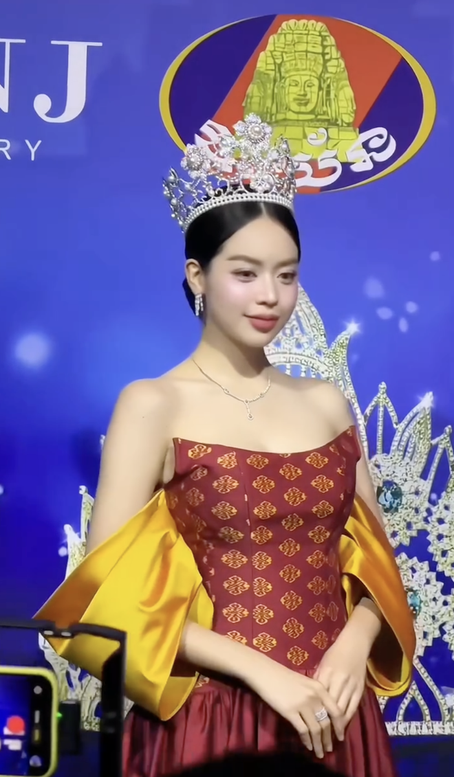 Thanh Thuỷ sang Campuchia vừa hài vừa xinh ngất- Ảnh 2. Thanh Thuỷ sang Campuchia vừa hài vừa xinh ngất- Ảnh 2.
