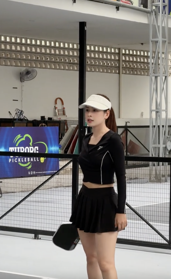 Chi Pu mồ hôi nhễ nhại, vòng eo trứ danh khiến sân pickleball mất tập trung- Ảnh 4. Chi Pu mồ hôi nhễ nhại, vòng eo trứ danh khiến sân pickleball mất tập trung- Ảnh 4.