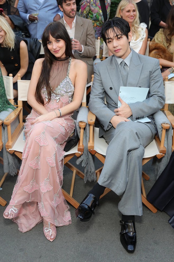 Tiêu chuẩn sắc đẹp của dân Hàn khiến V (BTS) "biến dạng"- Ảnh 8. Tiêu chuẩn sắc đẹp của dân Hàn khiến V (BTS) "biến dạng"- Ảnh 8.