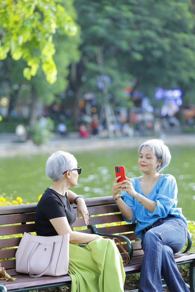 Tìm ra hội chơi tóc bạc khét nhất thủ đô, đỉnh nhất là một "chị đẹp" U60 đã đẹp còn sang- Ảnh 8. Tìm ra hội chơi tóc bạc khét nhất thủ đô, đỉnh nhất là một "chị đẹp" U60 đã đẹp còn sang- Ảnh 8.