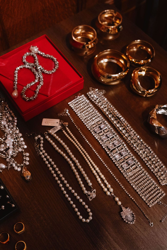 Ảnh cưới nét căng của em chồng Hà Tăng lên thẳng tạp chí châu Âu: Váy và nhẫn cưới "khủng" được hé lộ- Ảnh 6.