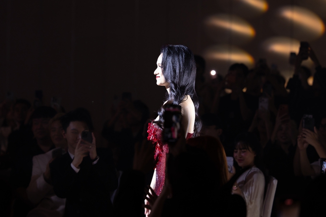 Hương Giang bật khóc nhận sash tại họp báo Miss Universe Vietnam, Hồ Ngọc Hà - Chi Pu và nửa showbiz ủng hộ hết mình- Ảnh 4.