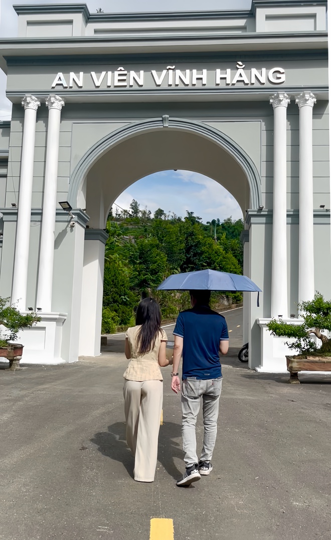 Chân dung cô gái 22 tuổi đi "bán mộ"- Ảnh 3. Chân dung cô gái 22 tuổi đi "bán mộ"- Ảnh 3.