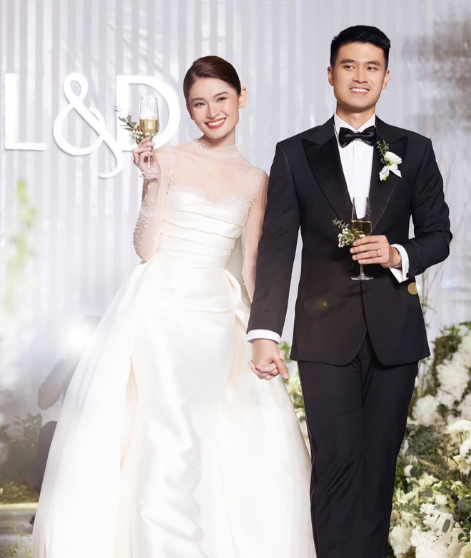 Á hậu Việt và "tổng tài" đẹp nhất nhì Vbiz đã bí mật đón con đầu lòng- Ảnh 4. Á hậu Việt và "tổng tài" đẹp nhất nhì Vbiz đã bí mật đón con đầu lòng- Ảnh 4.