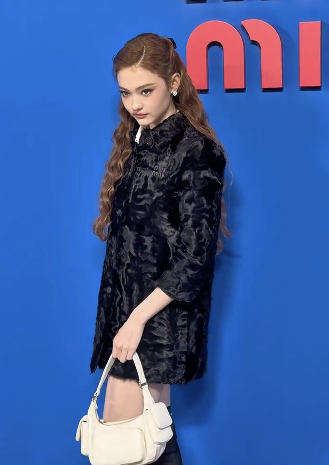 Vũ trụ hot girl Miu Miu: Lộ khung hình nóng bỏng của công chúa Kpop và "thánh sexy" Kylie Jenner- Ảnh 9.