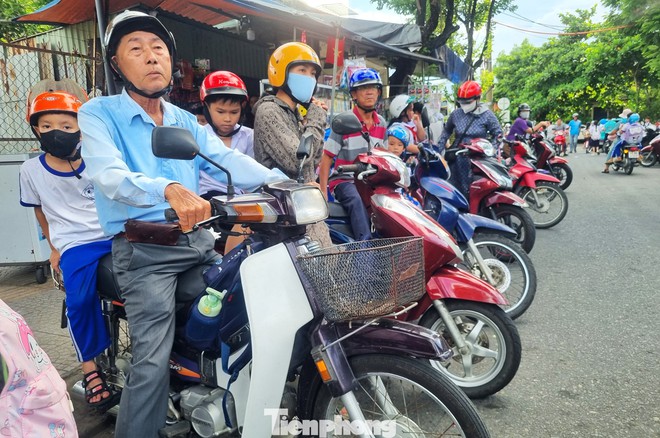 Phụ huynh xếp xe thẳng như căng chỉ trước trường học Đà Nẵng- Ảnh 11.