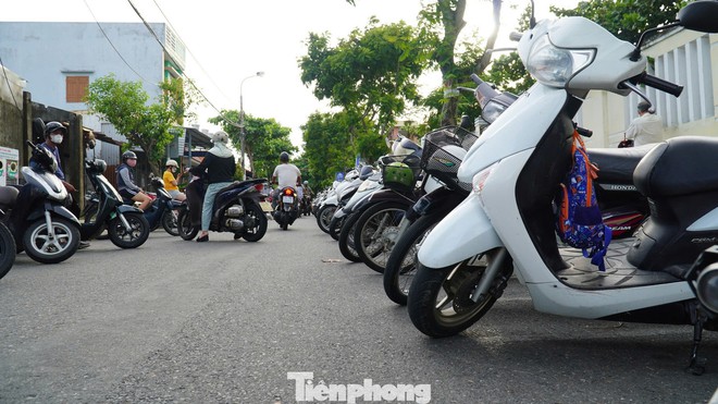 Phụ huynh xếp xe thẳng như căng chỉ trước trường học Đà Nẵng- Ảnh 7.