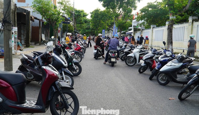 Phụ huynh xếp xe thẳng như căng chỉ trước trường học Đà Nẵng- Ảnh 6.