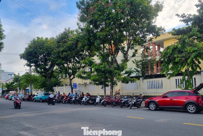 Phụ huynh xếp xe thẳng như căng chỉ trước trường học Đà Nẵng- Ảnh 14.