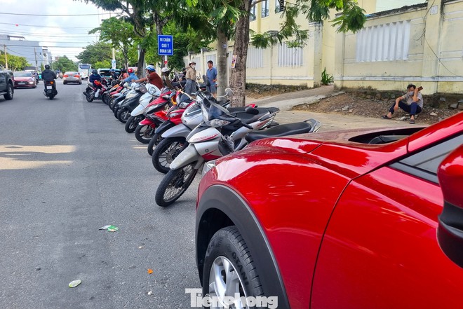 Phụ huynh xếp xe thẳng như căng chỉ trước trường học Đà Nẵng- Ảnh 4.