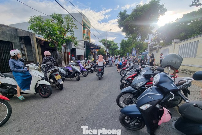 Phụ huynh xếp xe thẳng như căng chỉ trước trường học Đà Nẵng- Ảnh 13.