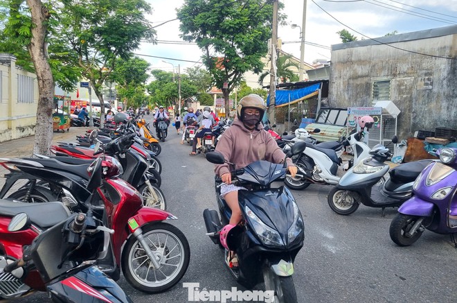 Phụ huynh xếp xe thẳng như căng chỉ trước trường học Đà Nẵng- Ảnh 12.