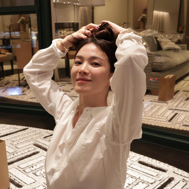 Song Hye Kyo có 3 thứ để tăng khí chất, phụ nữ tuổi 40 chỉ cần mặc theo- Ảnh 1.