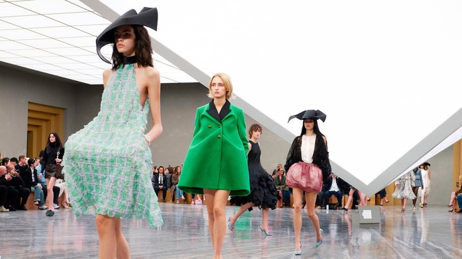Váy xuyên thấu của Dior gây dậy sóng- Ảnh 10.