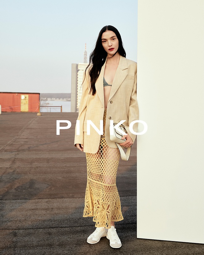 Áo Trương Ngọc Ánh mặc trong ngày bị bắt gây chú ý- Ảnh 3. Áo Trương Ngọc Ánh mặc trong ngày bị bắt gây chú ý- Ảnh 3.