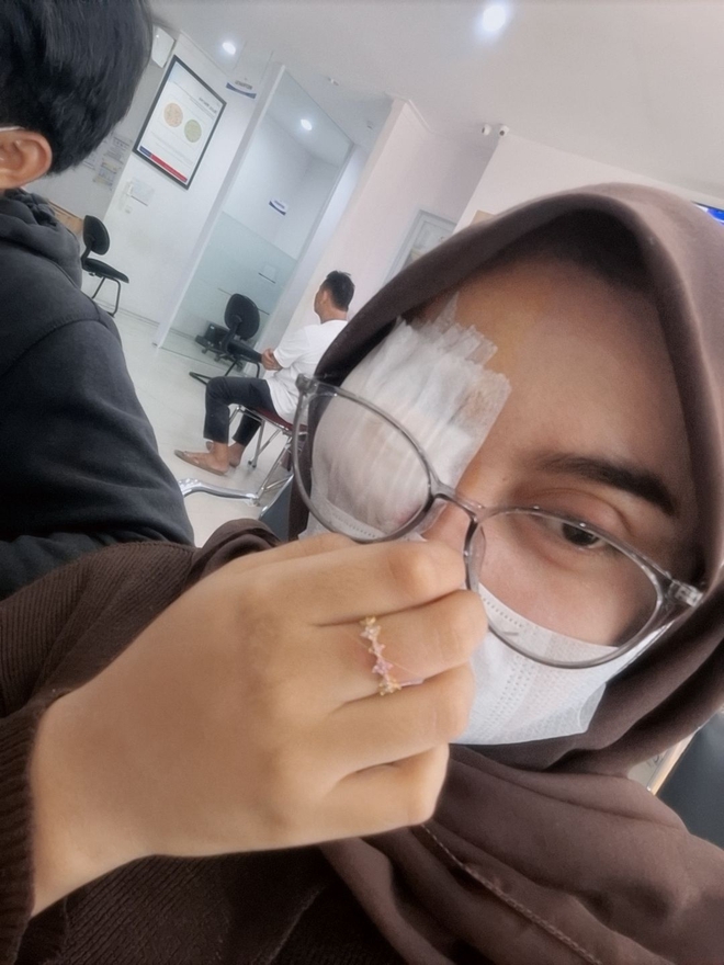 Phấn mắt PINKFLASH dính bê bối lớn: Người dùng bị lẹo mắt hàng loạt, hãng tiêu huỷ, đền tiền gấp đôi- Ảnh 3. Phấn mắt PINKFLASH dính bê bối lớn: Người dùng bị lẹo mắt hàng loạt, hãng tiêu huỷ, đền tiền gấp đôi- Ảnh 3.