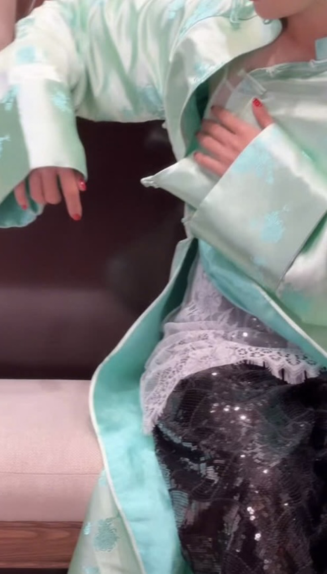 Hứng gạch đá vì bộ ảnh áo dài phản cảm, chèn nhạc "Chinese New Year", brand Việt nói gì?- Ảnh 3.