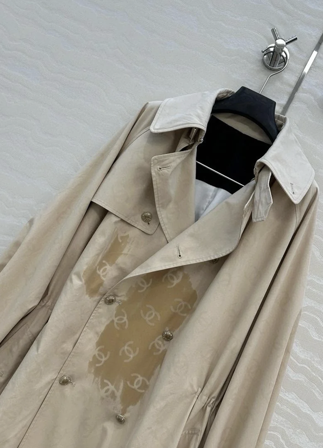 Chanel bán áo khoác gần 200 triệu, quan trọng là phải dầm mưa mới biết đang mặc đồ hiệu!- Ảnh 2.