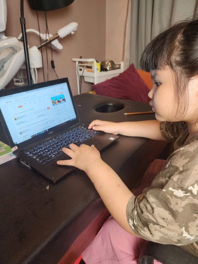 "Cô giáo nhí" 7 tuổi mở lớp tiếng Anh tại nhà, phong thái ai cũng trầm trồ- Ảnh 1.