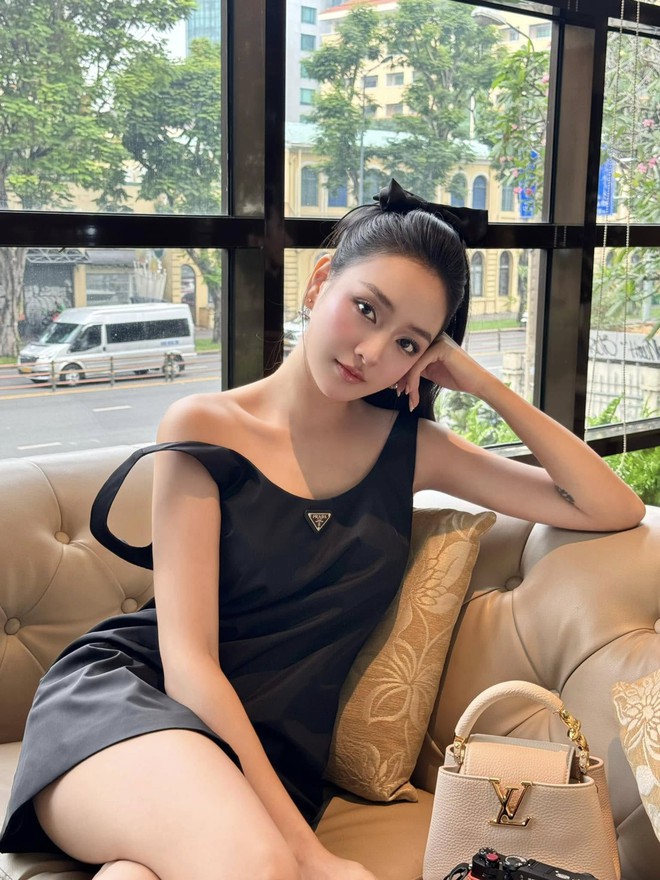 Danh tính cô gái vừa bước ra sân pickleball đã khiến tất cả trầm trồ: "Ôi thôi chết, sao lại có người hoàn hảo cỡ này"- Ảnh 9. Danh tính cô gái vừa bước ra sân pickleball đã khiến tất cả trầm trồ: "Ôi thôi chết, sao lại có người hoàn hảo cỡ này"- Ảnh 9.