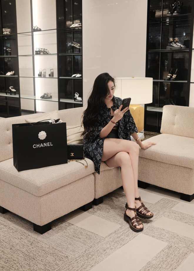 Danh tính cô gái vừa bước ra sân pickleball đã khiến tất cả trầm trồ: "Ôi thôi chết, sao lại có người hoàn hảo cỡ này"- Ảnh 10. Danh tính cô gái vừa bước ra sân pickleball đã khiến tất cả trầm trồ: "Ôi thôi chết, sao lại có người hoàn hảo cỡ này"- Ảnh 10.