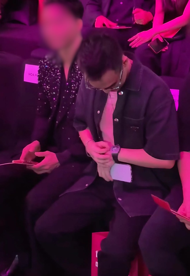 Trớ trêu: Đức Phạm và Vũ Thúy Quỳnh mang đồng hồ đôi tiền tỷ, giống quà đòi lại Diệp Lâm Anh- Ảnh 2. Trớ trêu: Đức Phạm và Vũ Thúy Quỳnh mang đồng hồ đôi tiền tỷ, giống quà đòi lại Diệp Lâm Anh- Ảnh 2.