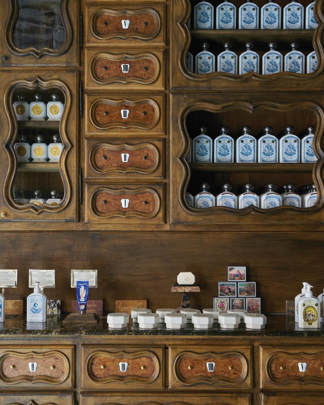 Đâu đâu cũng đang nói về lọ body oil "tuyệt đối điện ảnh" này: Thơm sang cả người, bề dày lịch sử hơn 200 năm- Ảnh 4. Đâu đâu cũng đang nói về lọ body oil "tuyệt đối điện ảnh" này: Thơm sang cả người, bề dày lịch sử hơn 200 năm- Ảnh 4.