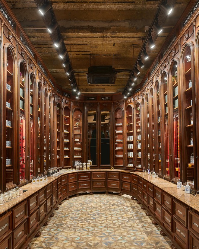 Đâu đâu cũng đang nói về lọ body oil "tuyệt đối điện ảnh" này: Thơm sang cả người, bề dày lịch sử hơn 200 năm- Ảnh 7. Đâu đâu cũng đang nói về lọ body oil "tuyệt đối điện ảnh" này: Thơm sang cả người, bề dày lịch sử hơn 200 năm- Ảnh 7.