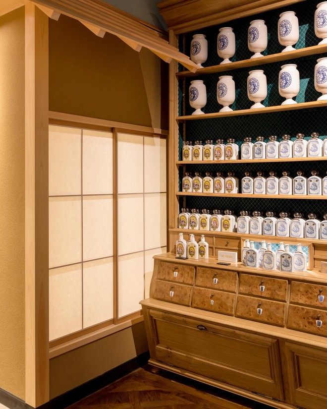 Đâu đâu cũng đang nói về lọ body oil "tuyệt đối điện ảnh" này: Thơm sang cả người, bề dày lịch sử hơn 200 năm- Ảnh 5. Đâu đâu cũng đang nói về lọ body oil "tuyệt đối điện ảnh" này: Thơm sang cả người, bề dày lịch sử hơn 200 năm- Ảnh 5.