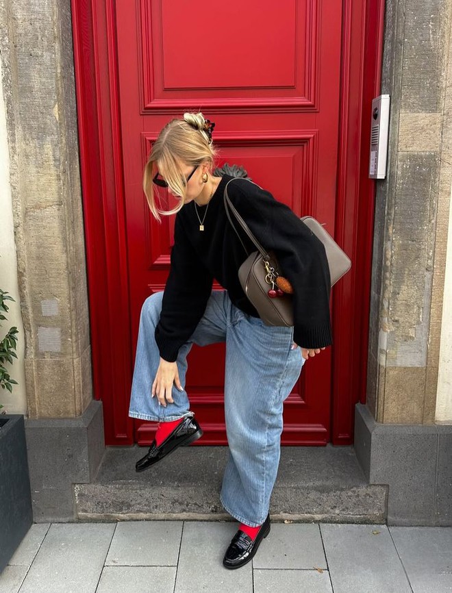 Mùa loafer tới: Kiểu giày quiet luxury khiến Kendall Jenner mê mệt vì năm nay có 1 điểm mới- Ảnh 10. Mùa loafer tới: Kiểu giày quiet luxury khiến Kendall Jenner mê mệt vì năm nay có 1 điểm mới- Ảnh 10.