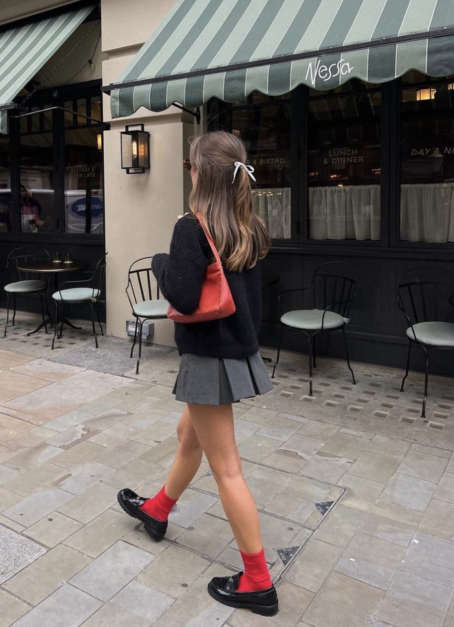 Mùa loafer tới: Kiểu giày quiet luxury khiến Kendall Jenner mê mệt vì năm nay có 1 điểm mới- Ảnh 11. Mùa loafer tới: Kiểu giày quiet luxury khiến Kendall Jenner mê mệt vì năm nay có 1 điểm mới- Ảnh 11.