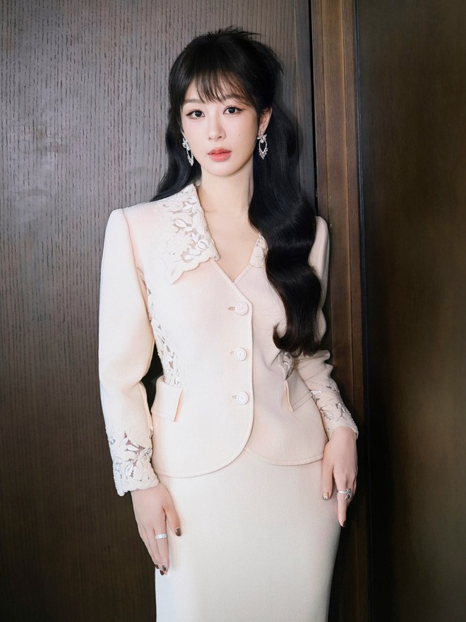 Địch Lệ Nhiệt Ba khiến Dương Tử xấu hổ- Ảnh 4. Địch Lệ Nhiệt Ba khiến Dương Tử xấu hổ- Ảnh 4.