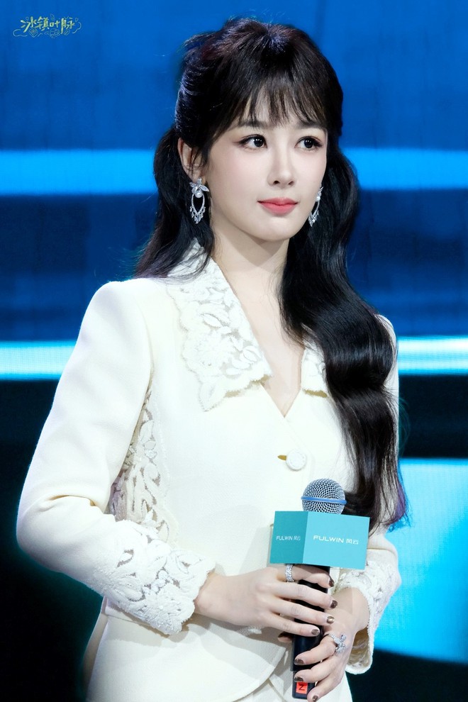 Địch Lệ Nhiệt Ba khiến Dương Tử xấu hổ- Ảnh 1. Địch Lệ Nhiệt Ba khiến Dương Tử xấu hổ- Ảnh 1.