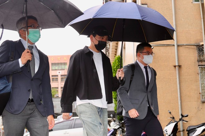 Người khiến 18 nghệ sĩ bị bắt xuất hiện- Ảnh 4. Người khiến 18 nghệ sĩ bị bắt xuất hiện- Ảnh 4.