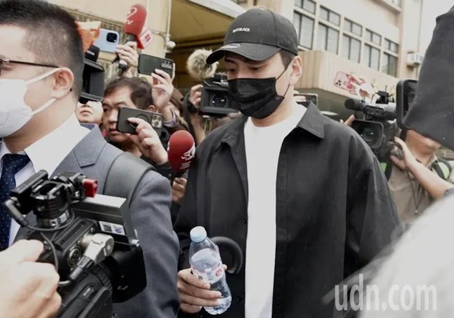 Người khiến 18 nghệ sĩ bị bắt xuất hiện- Ảnh 3. Người khiến 18 nghệ sĩ bị bắt xuất hiện- Ảnh 3.