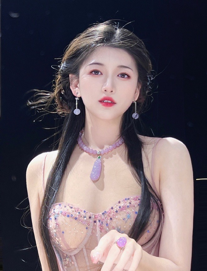 "Phú bà" xứ Trung sở hữu nhan sắc khiến mọi người ngẩn ngơ, cuộc sống trong biệt phủ 1.200m² xa hoa đến choáng váng- Ảnh 2. "Phú bà" xứ Trung sở hữu nhan sắc khiến mọi người ngẩn ngơ, cuộc sống trong biệt phủ 1.200m² xa hoa đến choáng váng- Ảnh 2.