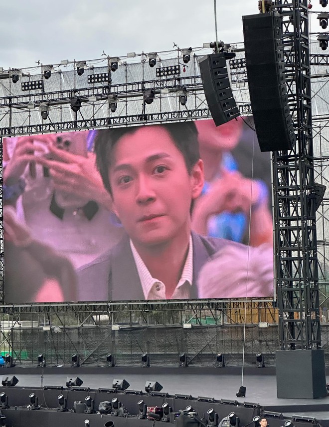 Màn hình led sáng rực bởi “nam thần có tuổi” nổi tiếng nhất Vbiz- Ảnh 3.