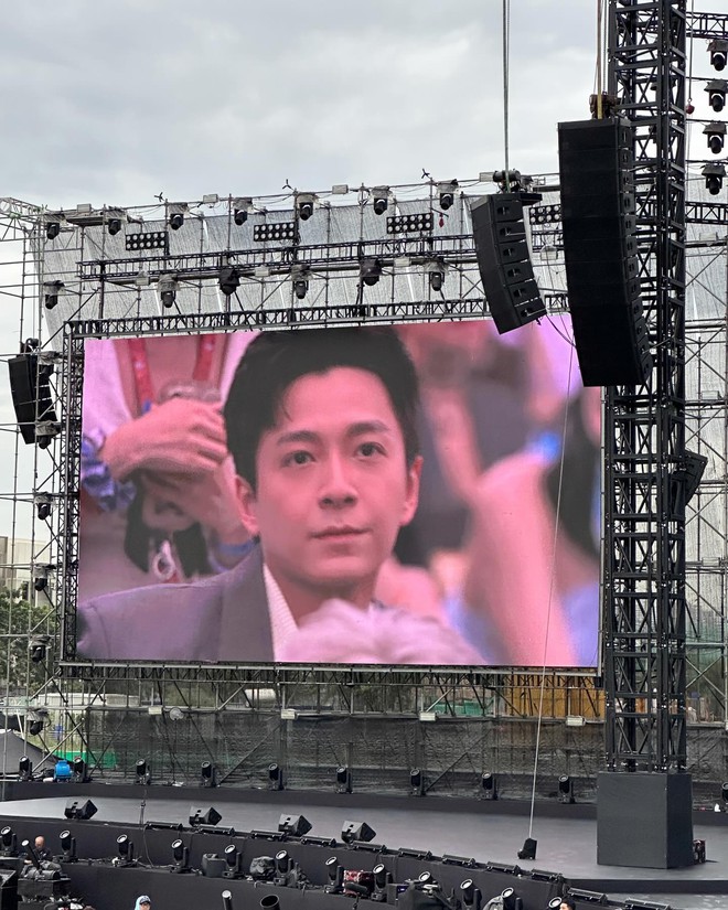 Màn hình led sáng rực bởi “nam thần có tuổi” nổi tiếng nhất Vbiz- Ảnh 1.