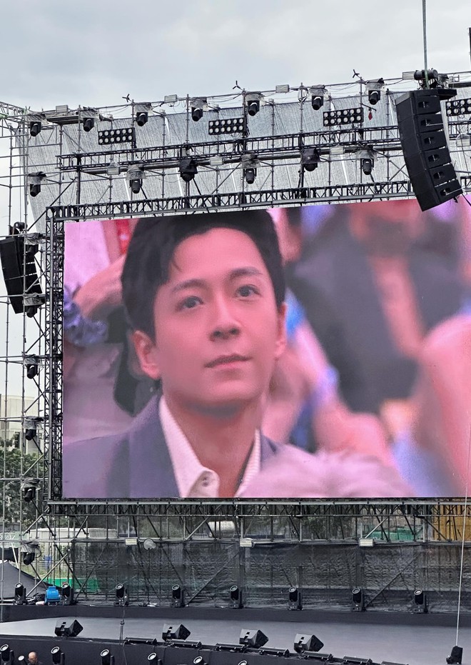 Màn hình led sáng rực bởi “nam thần có tuổi” nổi tiếng nhất Vbiz- Ảnh 2.